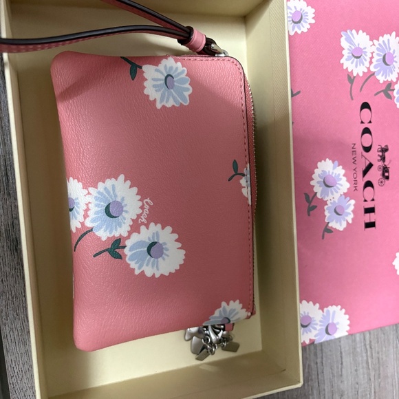 Coach wristlet - Picture 4 of 6